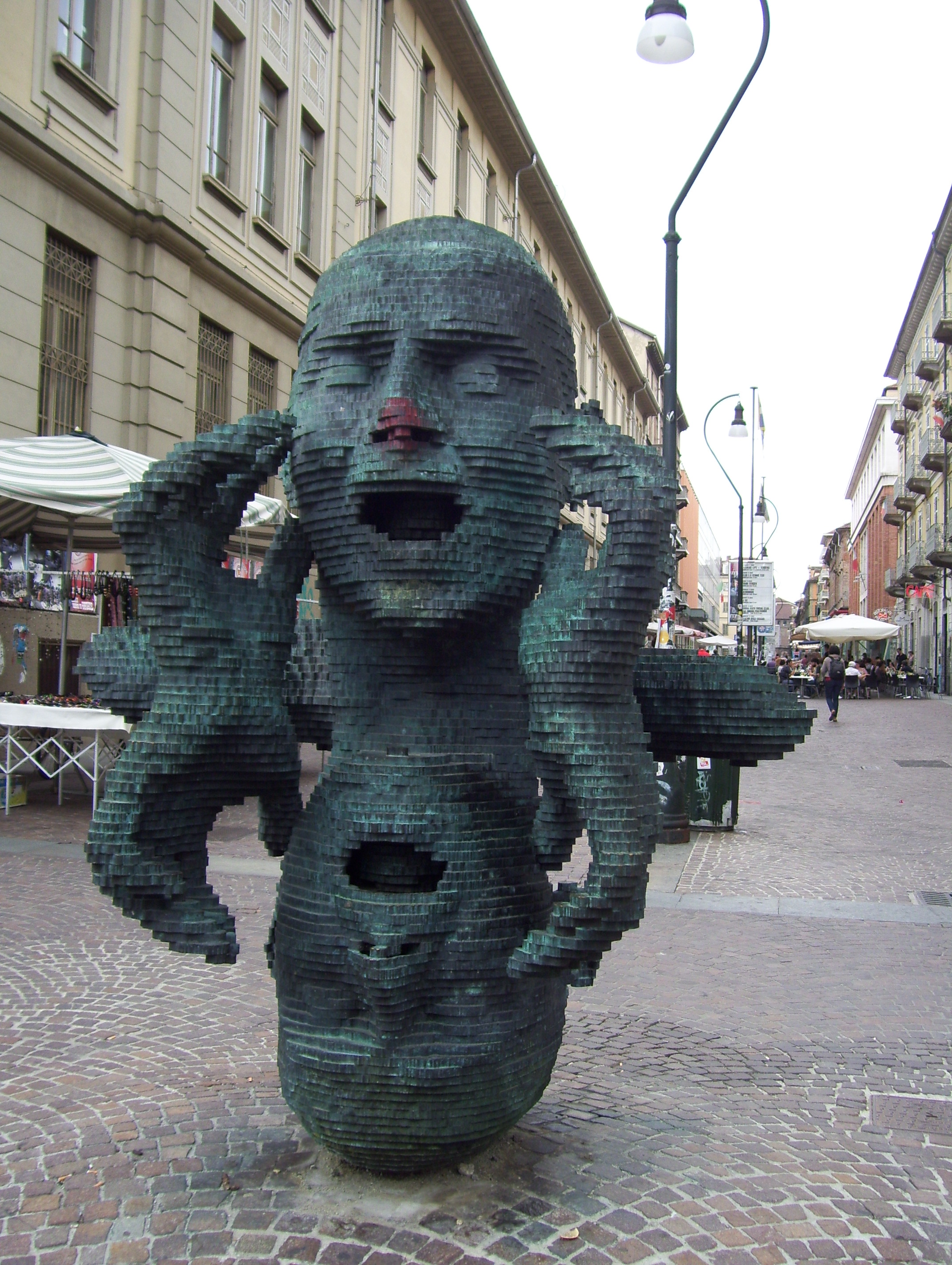 Escultura en Via G. Verdi: "¿Adónde voy???"